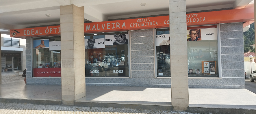 Fachada da loja Ideal Óptica da Malveira, com montras de óculos das marcas Boss, Lanidor e Timberland