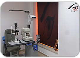 Interior da loja com expositor de óculos