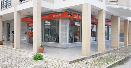 Exterior da loja Ideal Óptica da Malveira, vista da esquina com a entrada principal